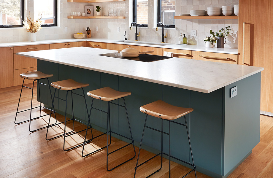 Cozy kitchen with FENIX Verde Comodoro island panels and stools