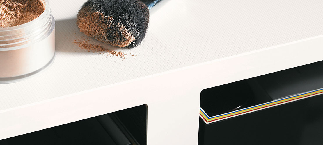 Solid coloured laminate sheets | Formica ColorCore®