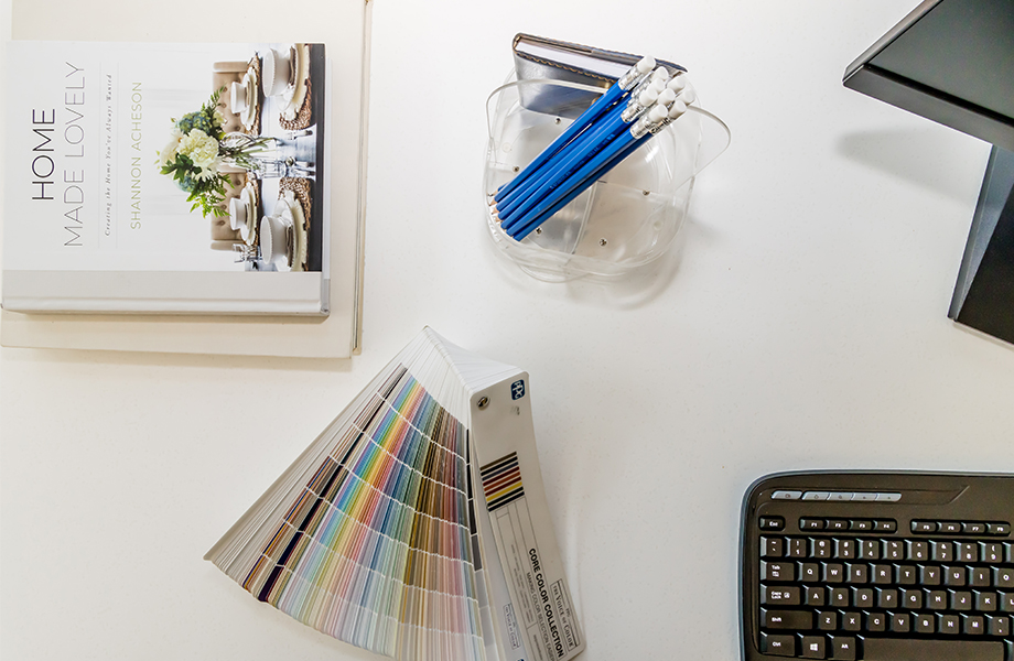 Escritorio de laminado Formica con teclado, muestras y más artículos de oficina