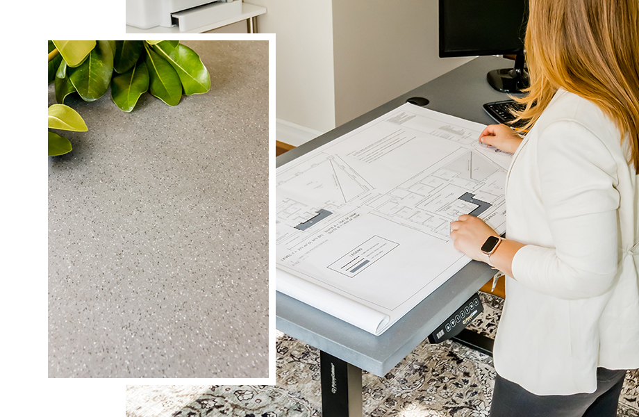 Diseñadora trabajando en un escritorio de laminado y acercamiento a la superficie