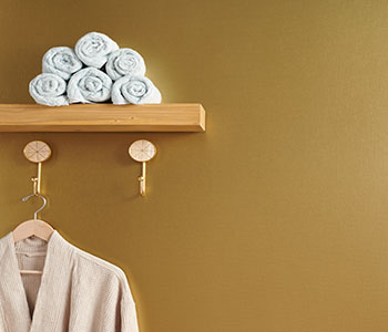 M6435 Woven Brass con bata de baño