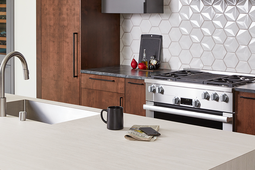 Cocina con isla y cubiertas de laminado Formica