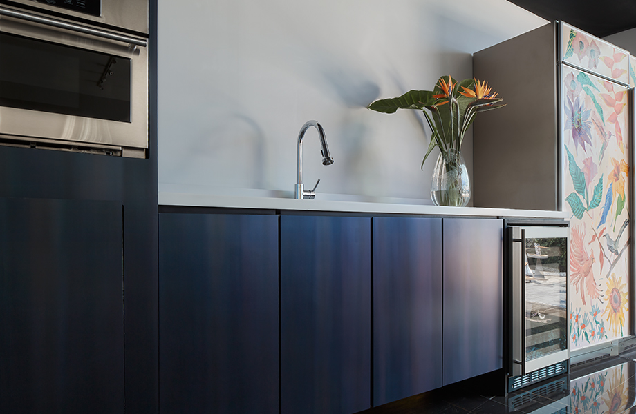 Mueble de cocina con aplicación de Dark Rolled Steel, flores y refrigerador