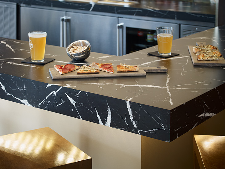 Bar countertop with pizza and spirits 7403 Nero Marquina 180fx