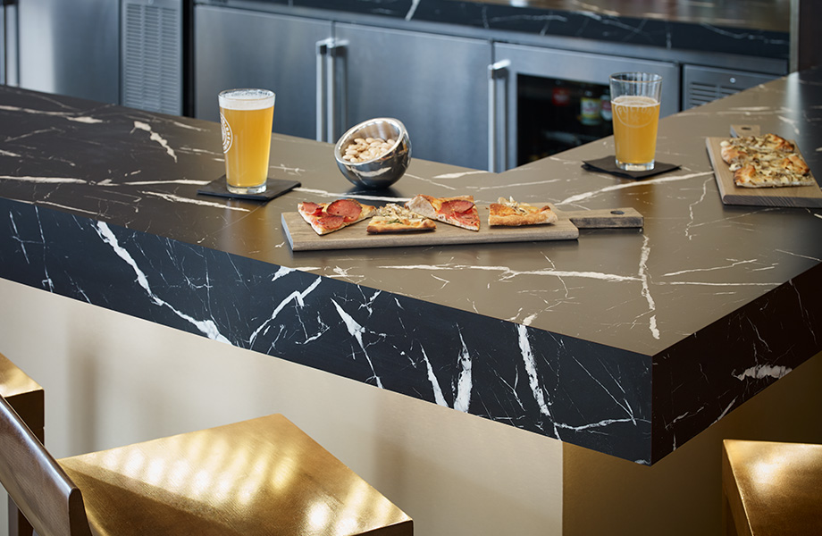 Bar countertop with pizza and spirits 7403 Nero Marquina 180fx