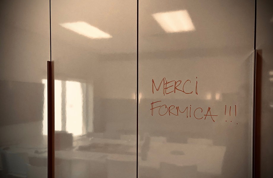 Superficie para escribir que tiene escrito "gracias Formica" en francés