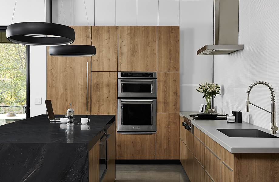 Cocina contemporánea con cubiertas de 5015-11 Black Painted Marble y 9319-BH Stainless con gabinetes de 9312-NG Planked Urban Oak.