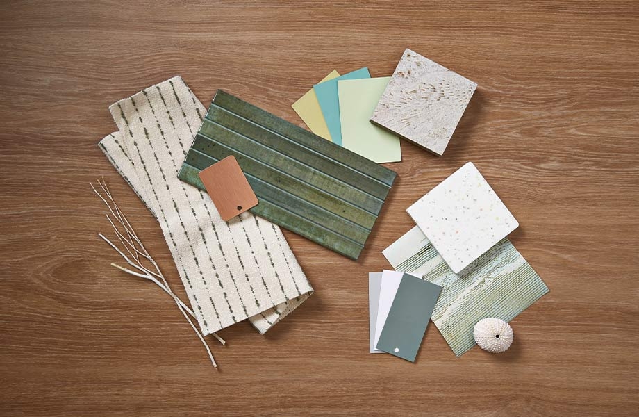 Paleta de diseño con muestras de telas en verde, azul, marrón y crema, azulejos y madera de Formica Group y Materiales Innovadores FENIX 