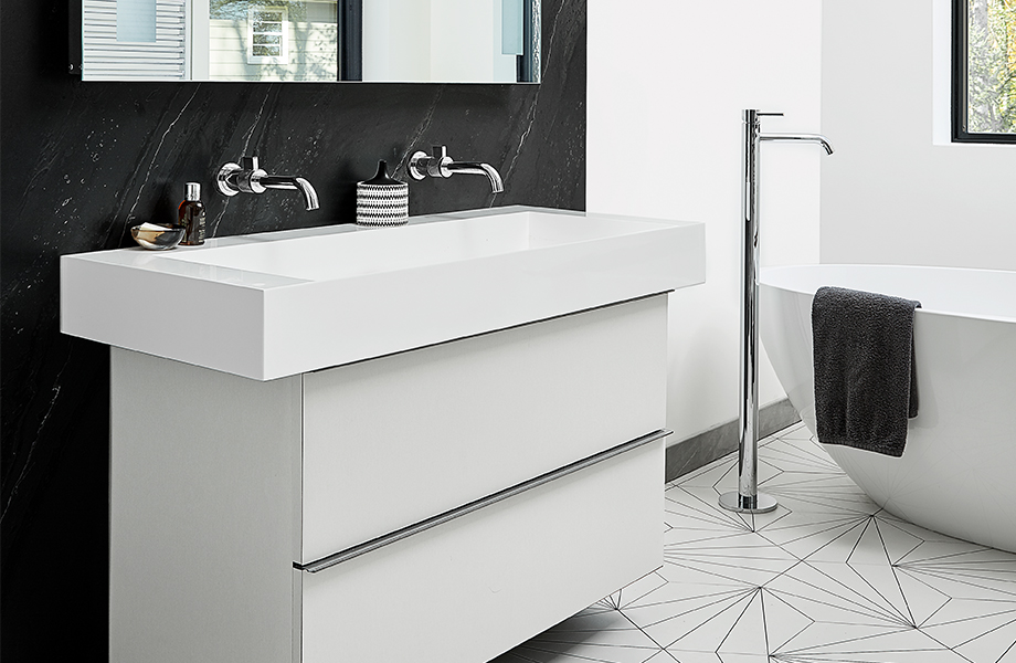 Baño moderno presentando el laminado 5015 Black Painted Marble como fondo y gabinetes del laminado 109 Brite White 