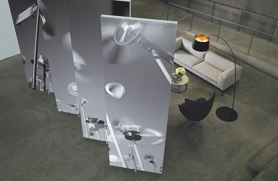 Pared giratoria de Formica Envision, impresión personalizada con imágenes de fan cerca de un sillón y una silla