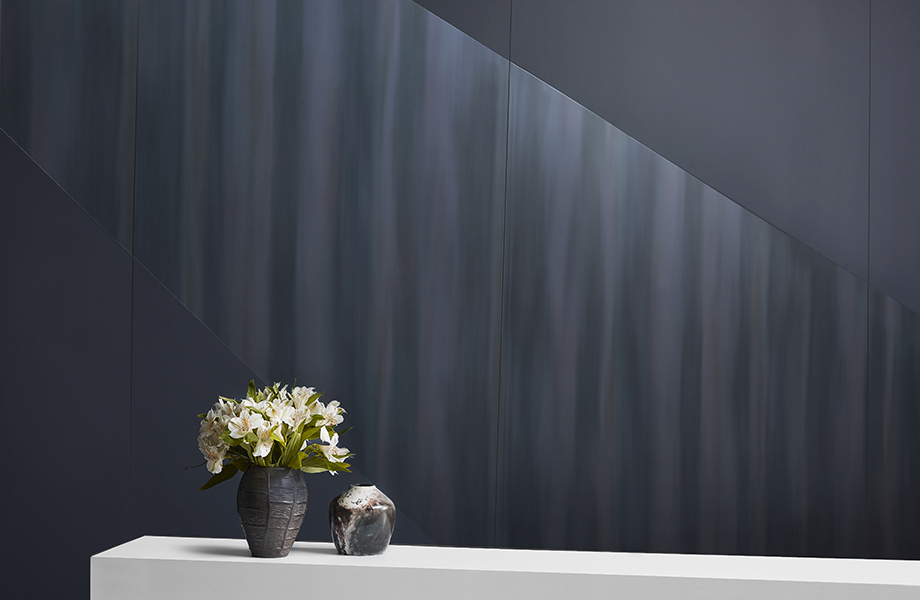 Jarrón de flores en una mampara de Luna Brite White con una pared de acento de M9421 Dark Rolled Steel y 5323-AN Nocturne