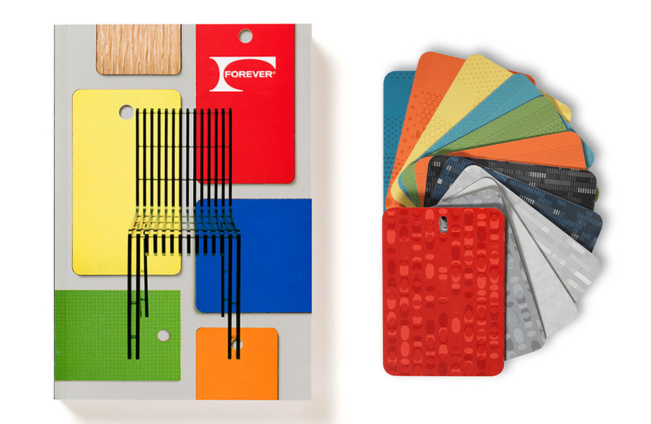 A la izquierda, un libro cubierto con muestras de Laminado Formica en el fondo y un dibujo de una silla al centro; a la derecha, un colorido abanico de muestras de Laminado Formica  