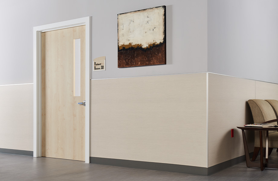 Una sala de espera de consultorio con Paneles decorativos resistentes HardStop en los muros