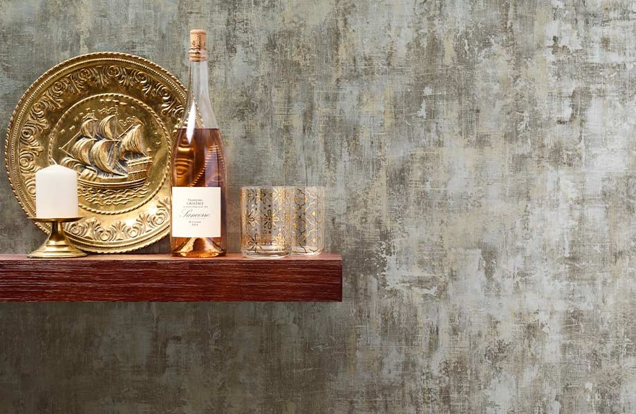 Estante flotante de madera con gran plato dorado, vino y copas contra la pared de acento Laminado Metálico Homapal Metallic Gilt