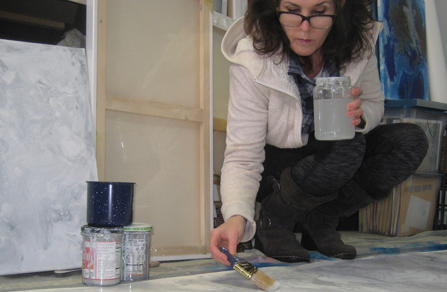 La artista Kathleen (Fred) Streitenberger crendo el arte para el laminado Formica Marbled Gray