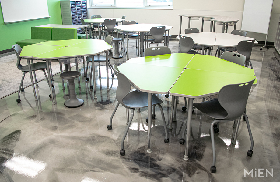 Tables de la cafétéria d’une école en Stratifié de marque Formica 6901 Vert Vibrant, conçues par MiEN