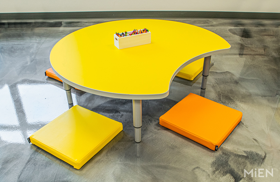 Table pour enfants en Stratifié 1485 Jaune Chromé de marque Formica avec une boîte à crayons et des coussins pour s’asseoir