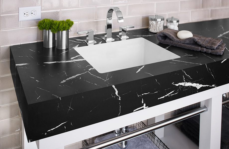 Le stratifié 180fx® Nero Marquina est inspiré de l’intérêt pour le marbre noir. Il est gage de style à revendre dans cette salle de bains.