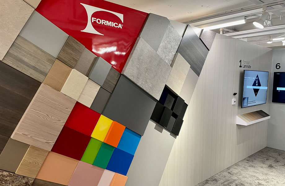 Le kiosque du groupe Formica présenté au NeoCon met en vedette un mur de carrés variés en stratifié : couleurs unies, grains de bois et 180fx