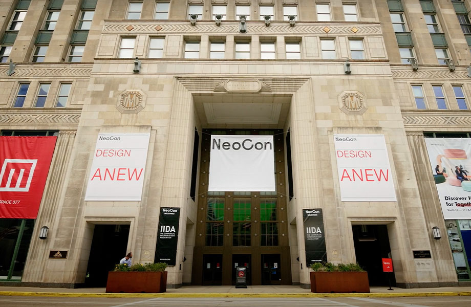 Façade du bâtiment MART à Chicago avec affiches NeoCon