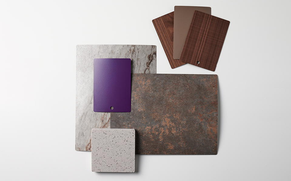 Collection d’échantillons de stratifiés de marque Formica qui se caractérise par les tons de bois et de pierre et par ses bruns et gris