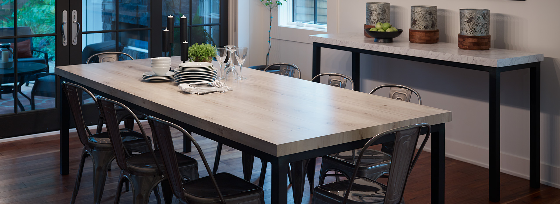 Table top with dishes 7410 White Knotty Maple 180fx