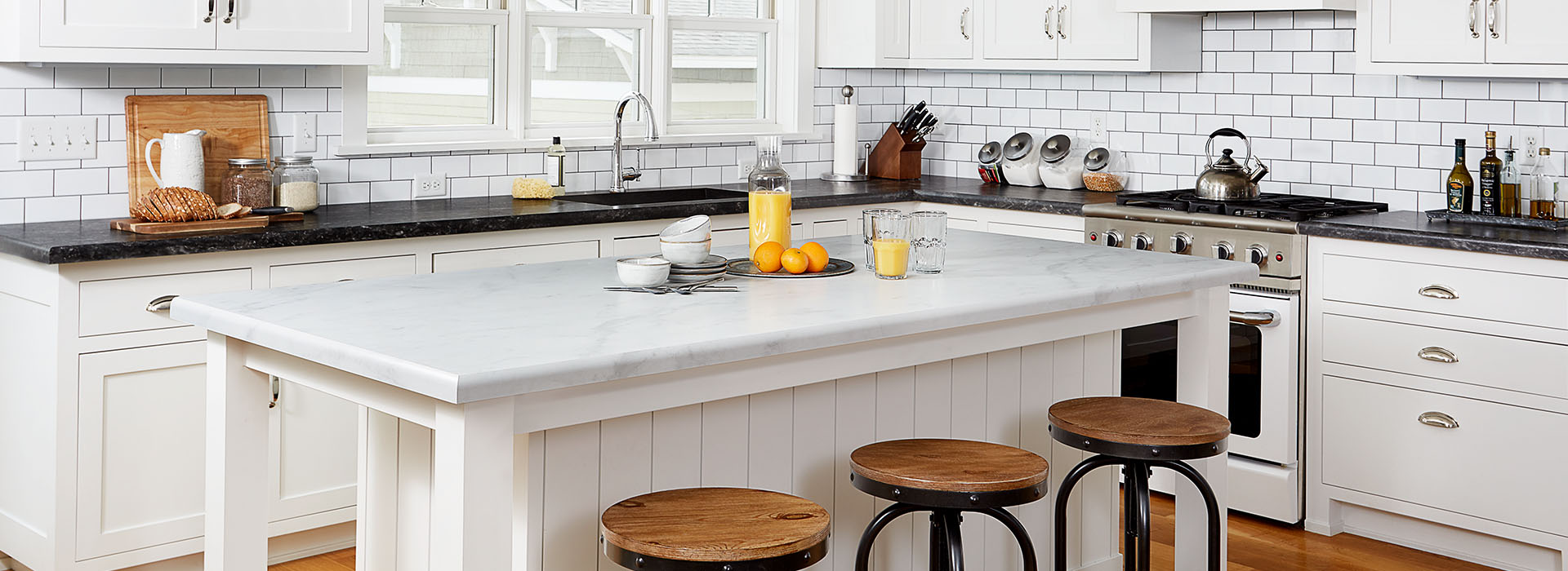 Comptoirs de cuisine en stratifiés de la collection Living Impressions™ 2020 du Groupe Formica: îlot de cuisine en stratifié 180fx® 5018-11 Calacatta Cava et comptoir de cuisine en Stratifié de marque Formica® 5019-34 Bardiglio Noir
