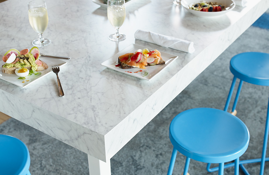 Le stratifié Carrara Bianco de marque Formica® est une autre option idéale pour concevoir des comptoirs et d’autres surfaces apaisantes en raison de son style aérien et de son veinage subtil.