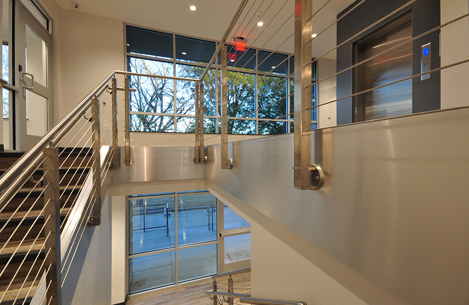 Le Stratifié DecoMetal® brille de mille feux dans un design primé du Wright Group Architects : le stratifié DecoMetal®  Aluminium Brossé est utilisé sur les poutres métalliques de la cage d’escalier afin de répandre le look industriel dans le hall d’entrée.