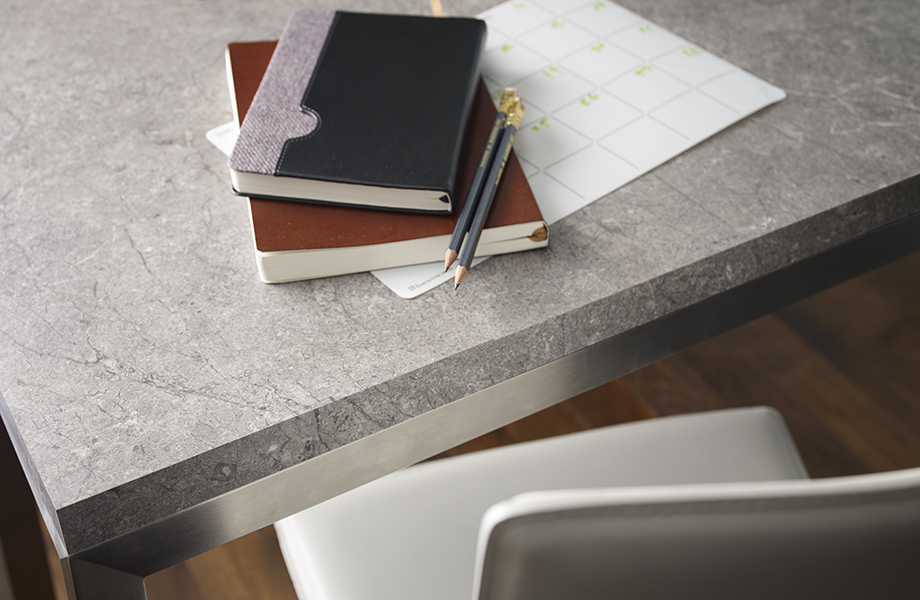 Bureau avec surface en stratifié Formica® 7407-34 Marmara Gris