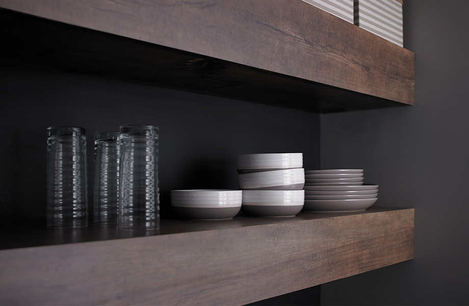 Tablettes flottantes en grain de bois brun foncé avec bols et verres 