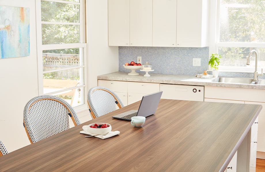 Cuisine avec îlot en stratifié de marque Formica Noyer d'Étal et comptoir de cuisine en stratifié de marque Formica Béton Patiné