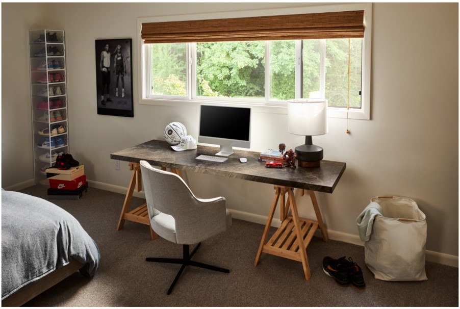 Chambre d’enfant avec ordinateur et lampe sur un bureau en stratifié 180fx Jatoba Marron