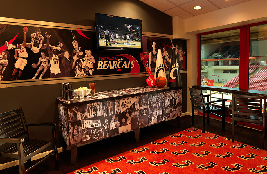 Suite de l’équipe de basketball les Bearcats de Cincinnati avec un buffet fait sur mesure, décoré d’images historiques et conçu avec le stratifié personnalisé Formica Envision