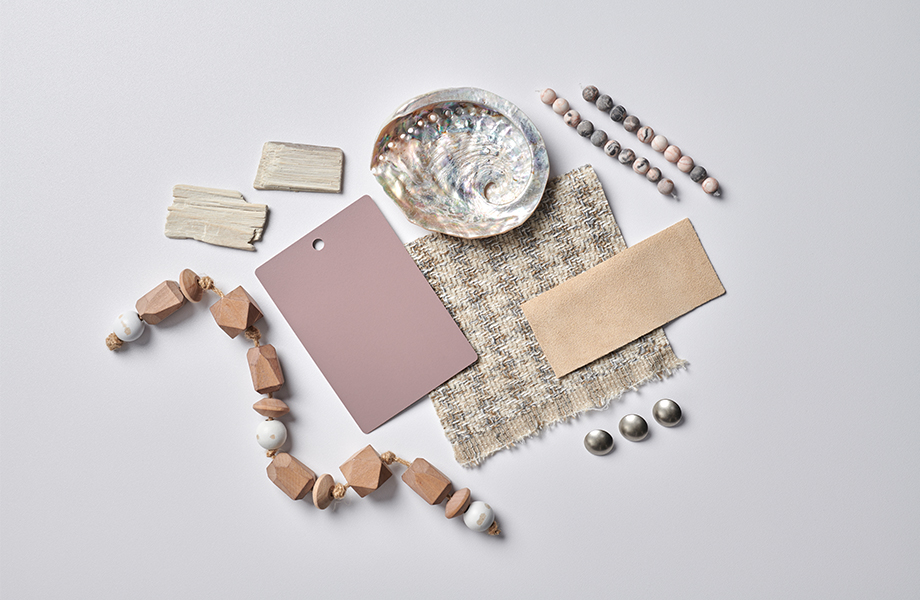 Palette d’échantillons de stratifiés Blush 8238 de marque Formica® avec d’autres éléments de design en crème et beige