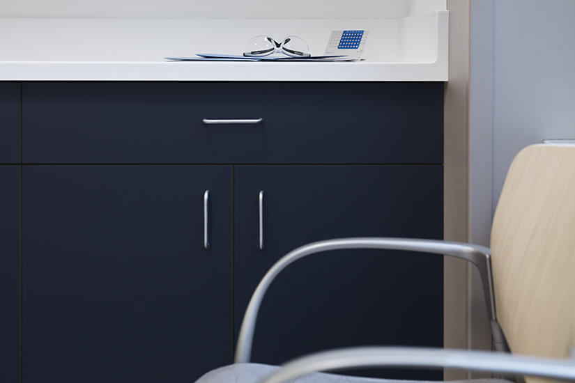 Bureau de medecin avec les armoires en stratifié haute pression HPL Formica Infiniti 5323-AN Nocturne, et le comptoir en Surface Solide de marque Formica 109 Blanc Brillant