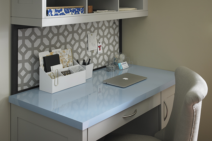 Bureau de maison fait avec Stratifié haute pression HPL de marque Formica® Simplement Bleu 8821