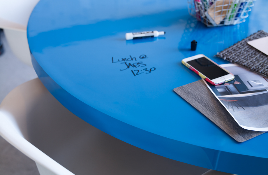 Table en Stratifié de marque Formica®, tableau effaçable à marqueur 8795-90 Bleu matrice